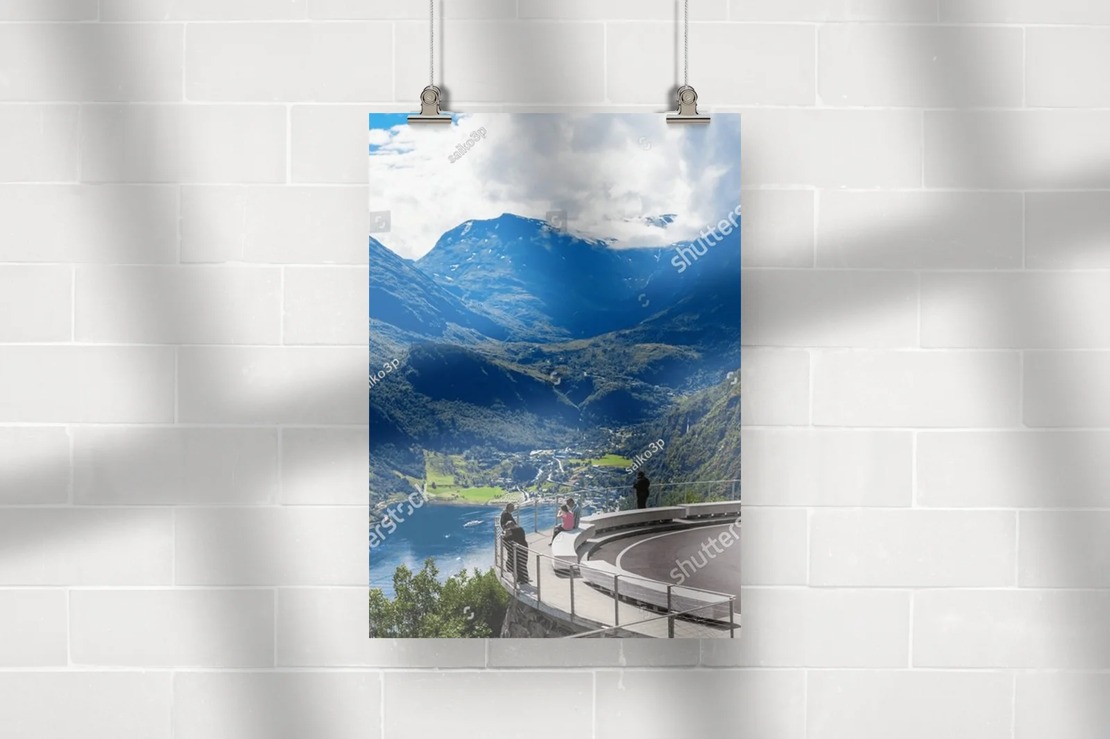 Panoramiczny widok na Geirangerfjord z Ornesvingen