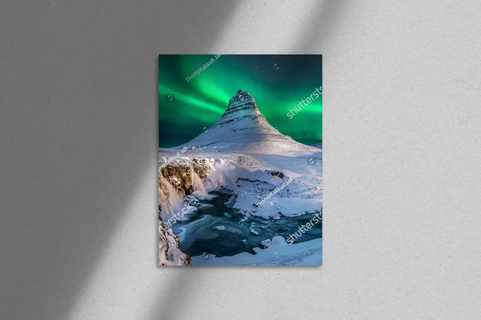 Nocna symfonia kolorów nad Kirkjufell w Islandii