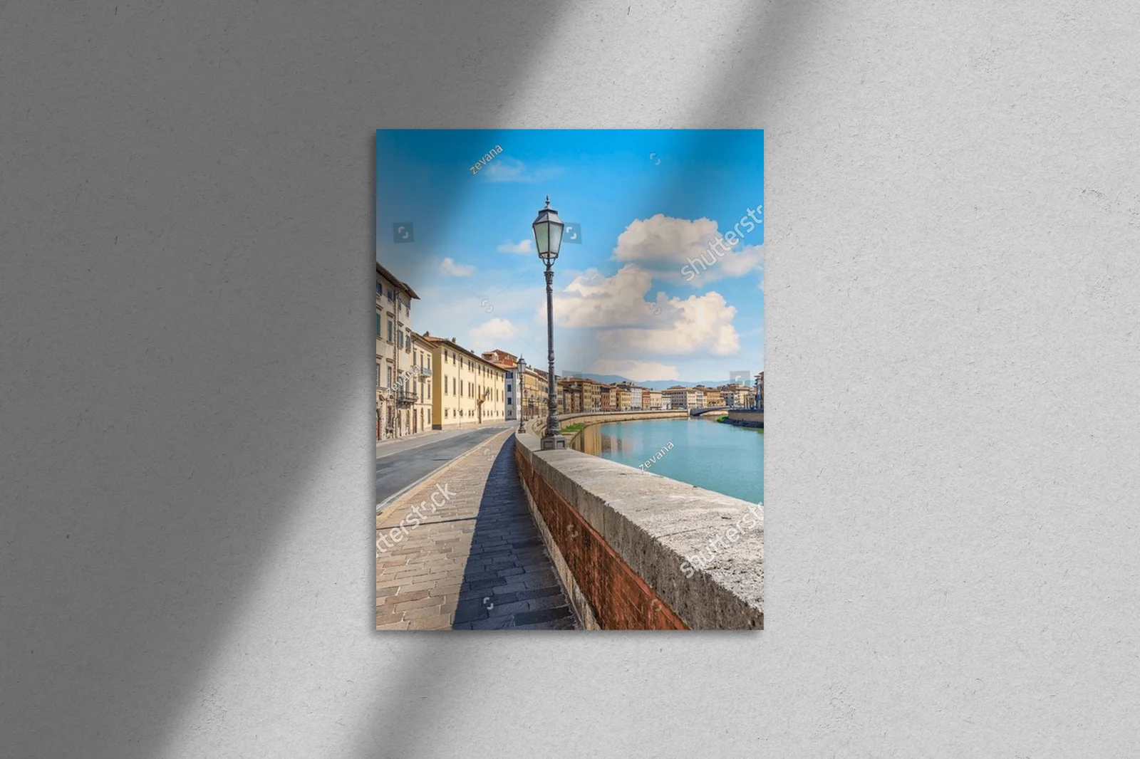 Urokliwy bulwar nad rzeką Arno w Pizie