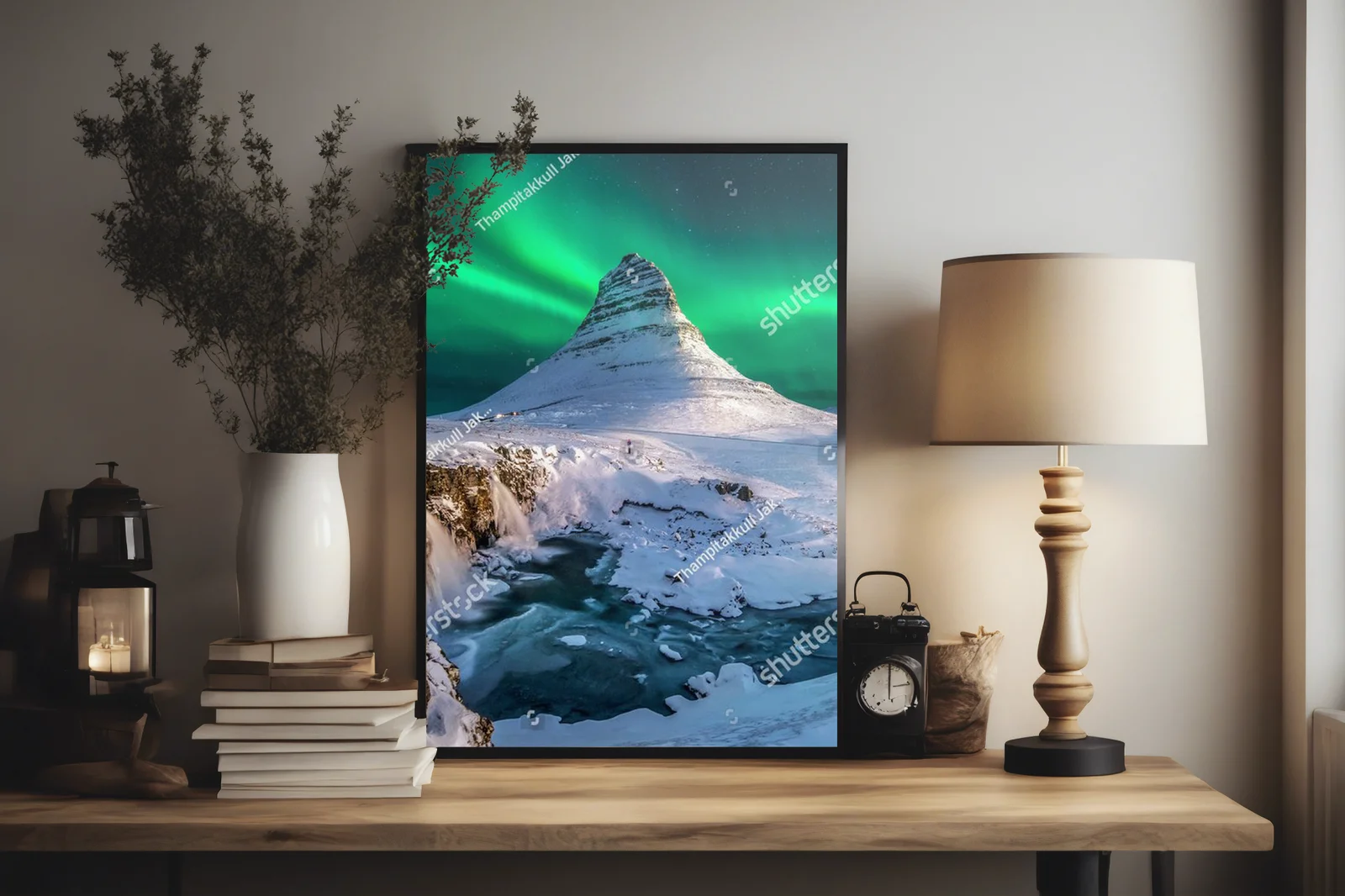 Nocna symfonia kolorów nad Kirkjufell w Islandii