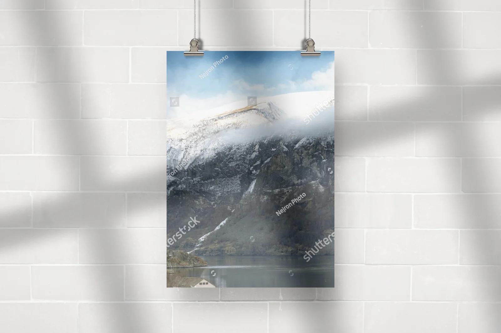 Majestatyczne góry nad fiordem Aurlandsfjord