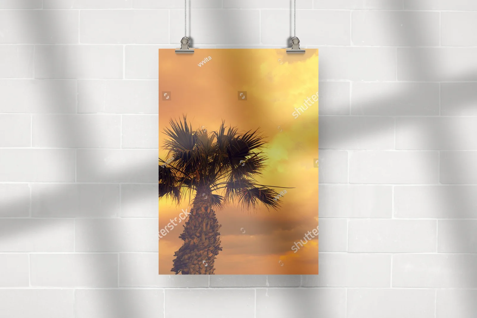 Tropikalna magia palm w złotej scenerii