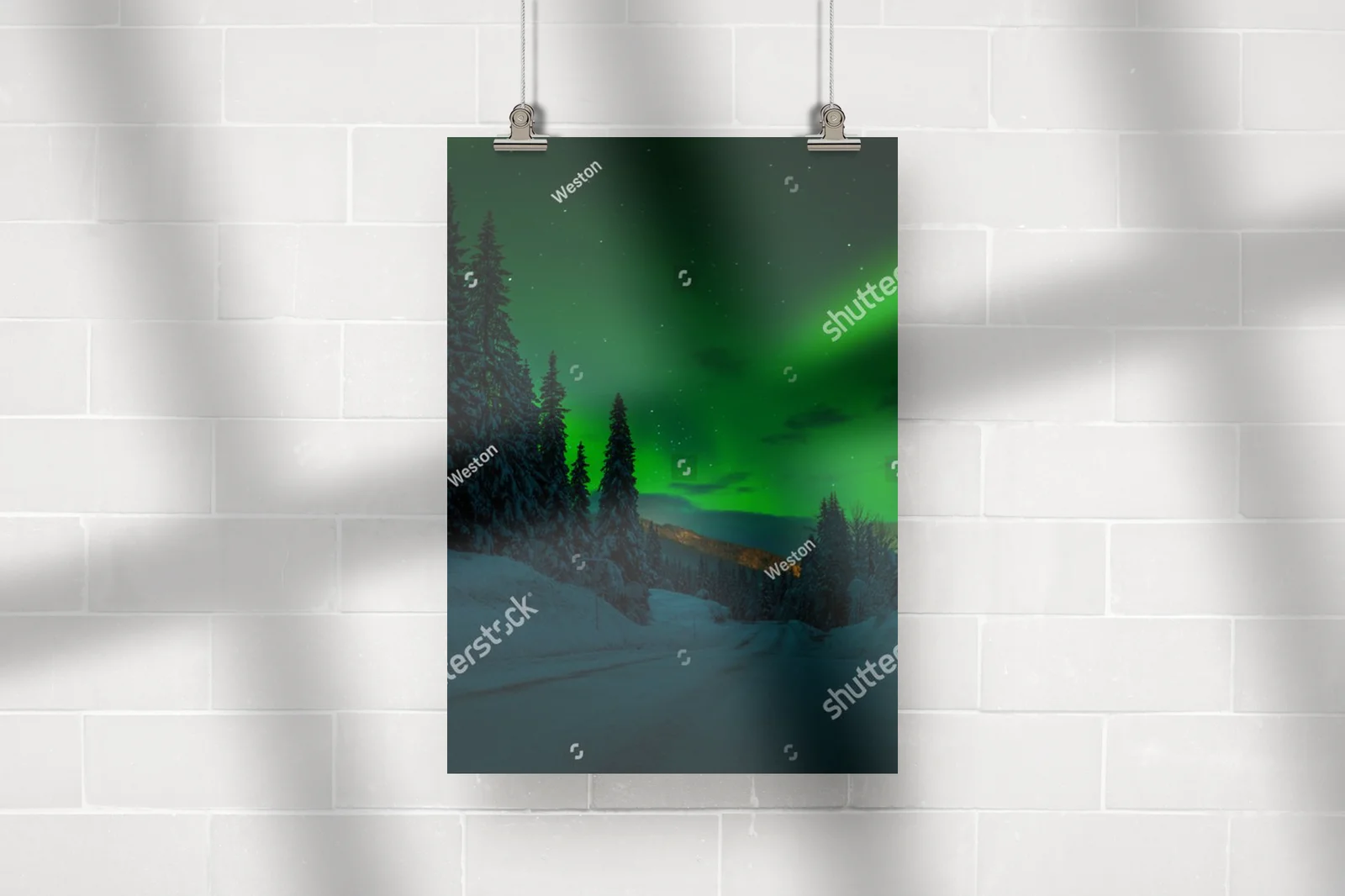 Magiczna polarna iluminacja nad drogą