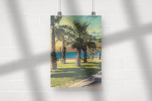 Tropikalna promenada pełna palm i morskiej bryzy
