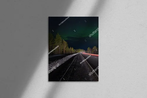 Zachwycająca aurora nad leśnym szlakiem