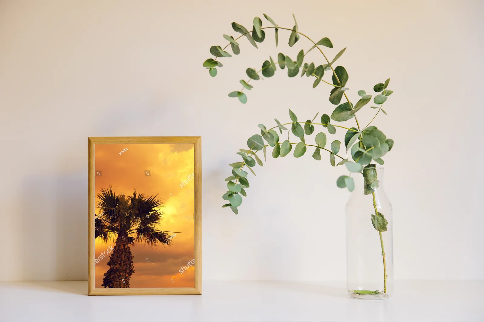 Tropikalna magia palm w złotej scenerii