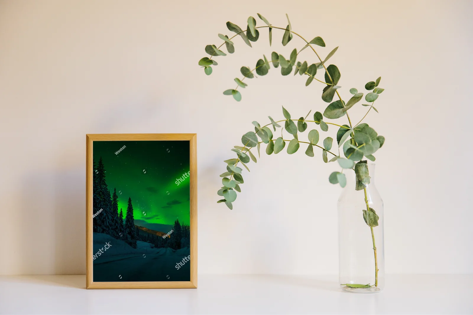 Magiczna polarna iluminacja nad drogą