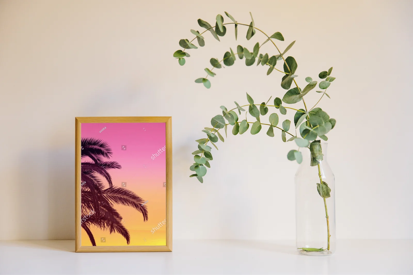 Tropikalna magia palm w pastelowej aurze zachodu