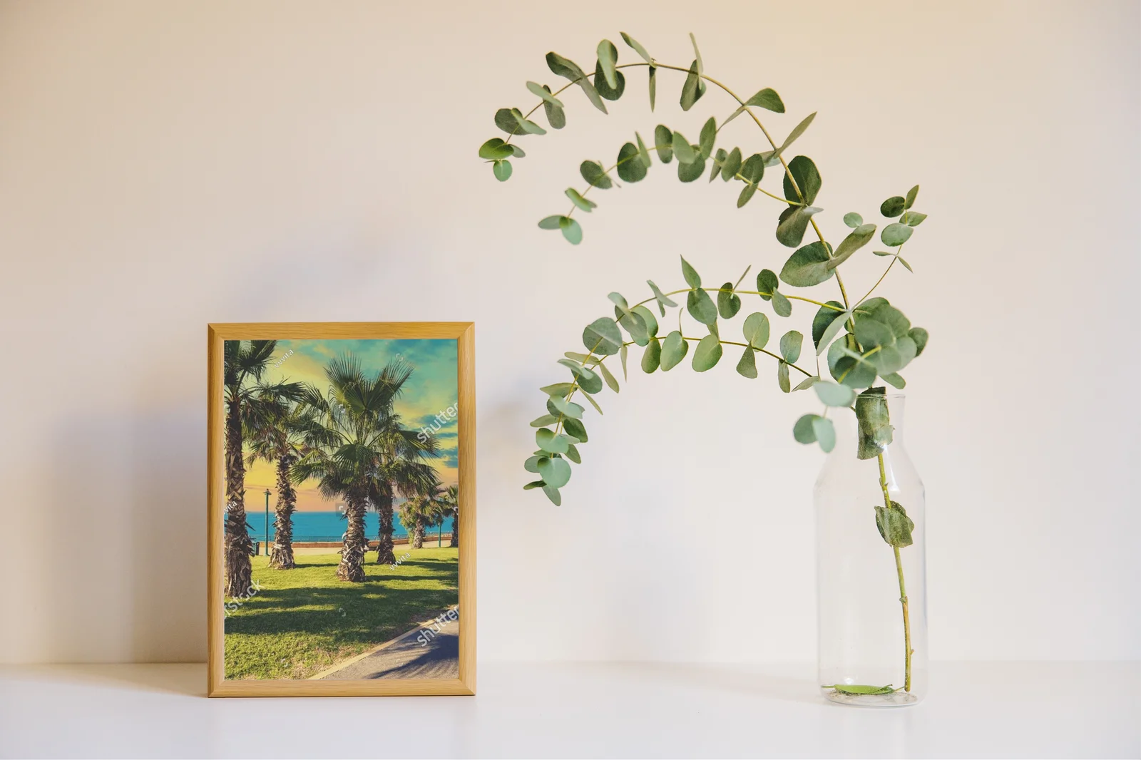 Tropikalna promenada pełna palm i morskiej bryzy