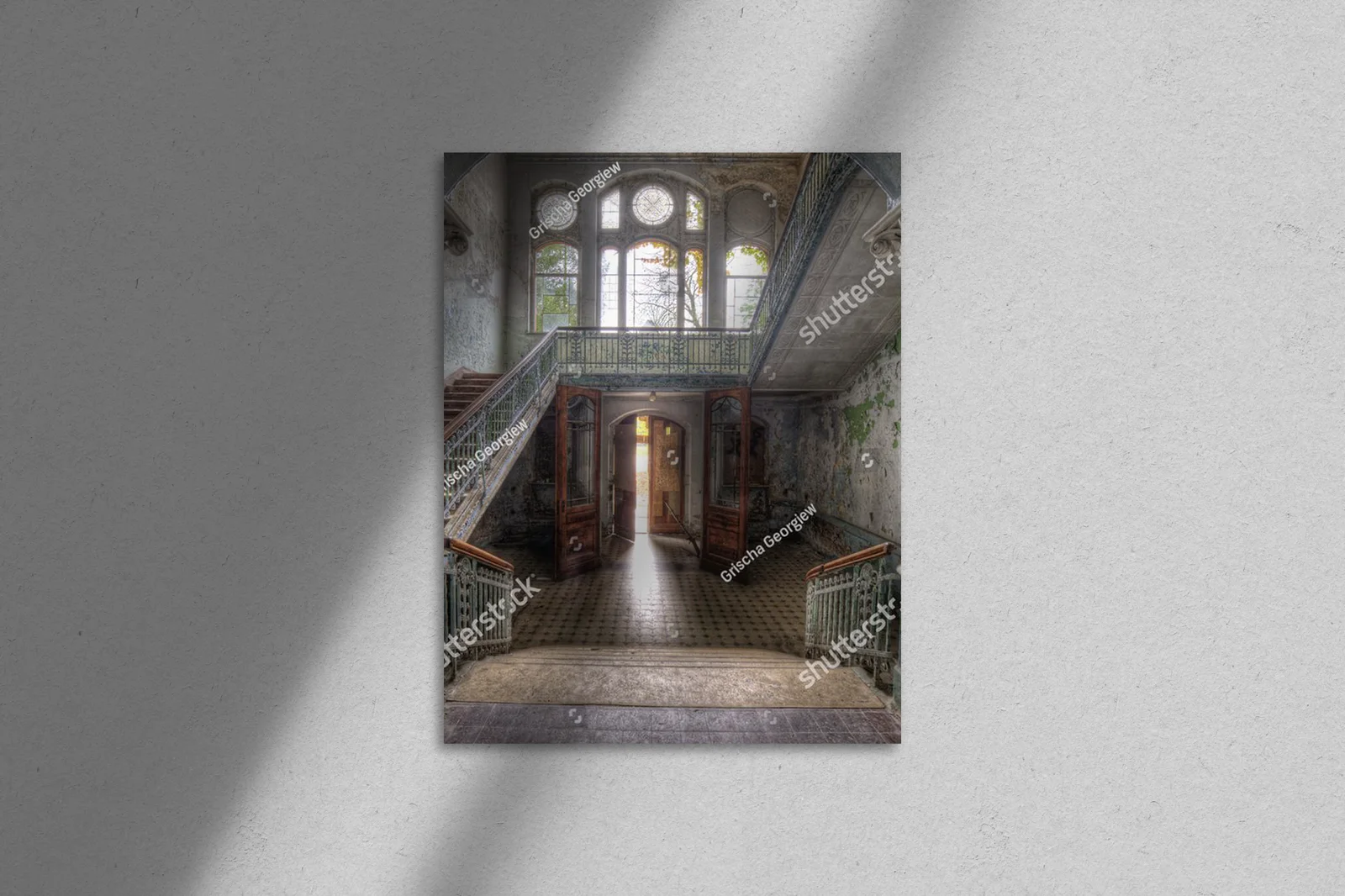 Zrujnowany szpital w głębokich odcieniach nostalgii