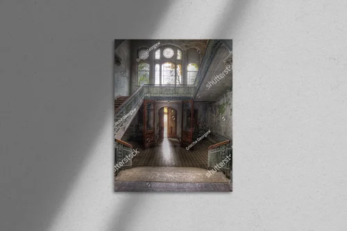 Zrujnowany szpital w głębokich odcieniach nostalgii