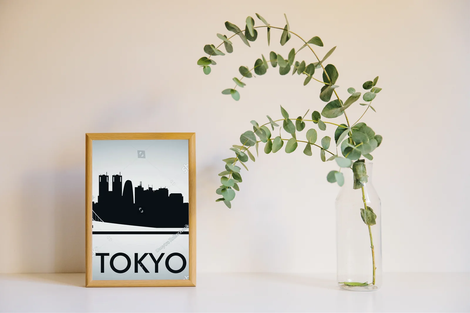 Nowoczesna panorama Tokyo w odcieniach głębokiego nieba