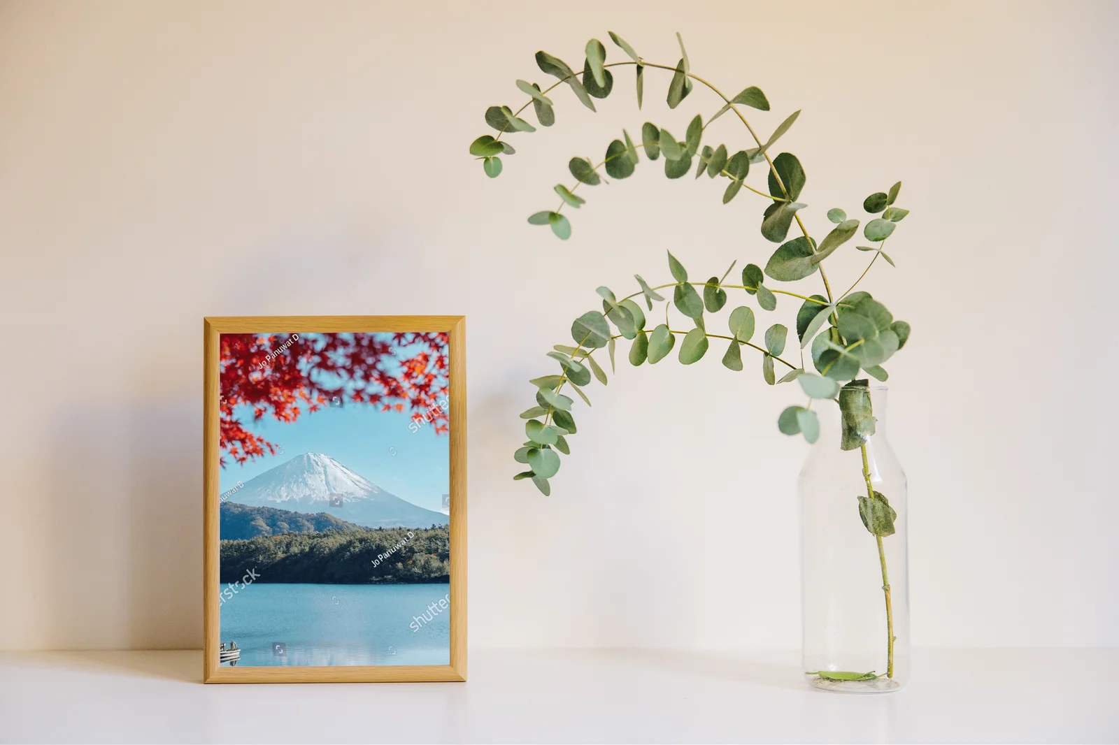 Majestatyczny widok na Fuji w autumnalnej scenerii