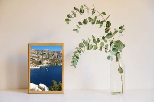 Malownicze calanques Morgiou nad lazurowym morzem
