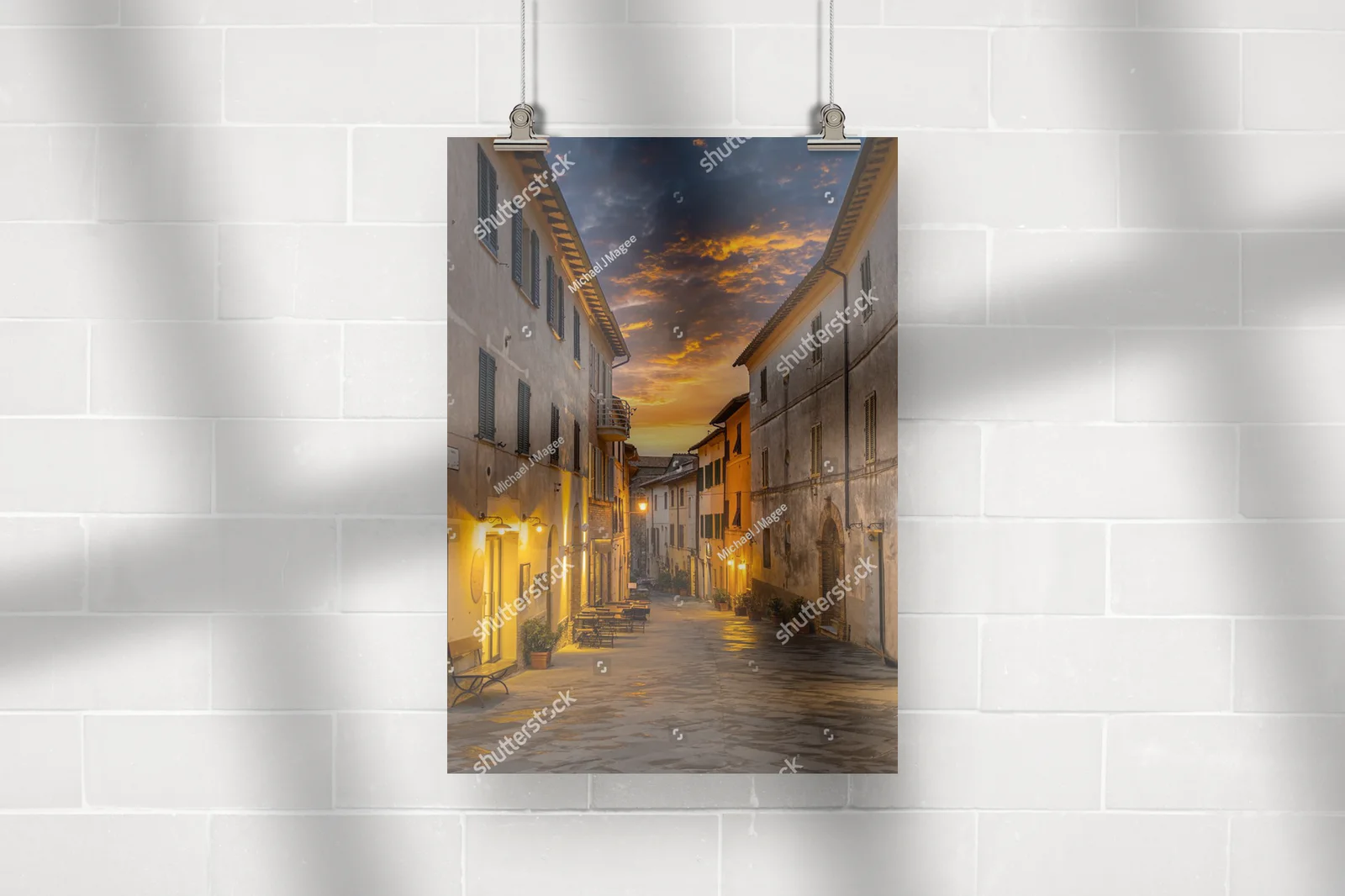 Urokliwa uliczka Orvieto o zmierzchu