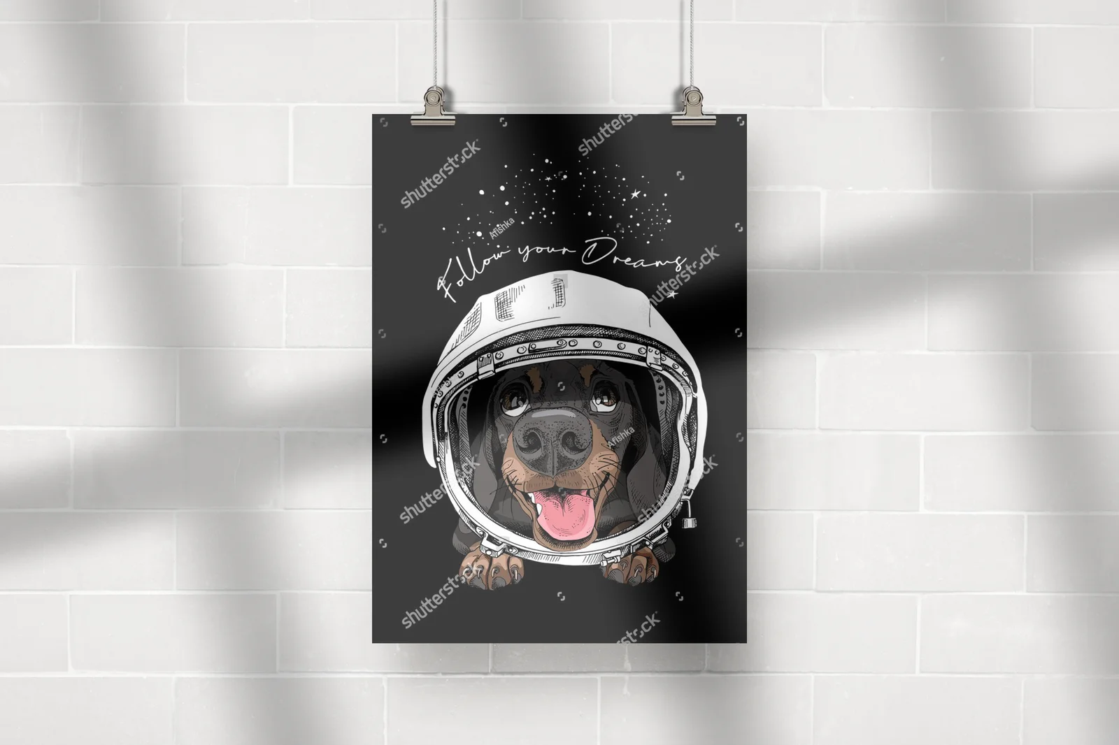 Zabawny jamnik w retro hełmie astronauty
