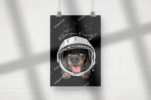 Zabawny jamnik w retro hełmie astronauty