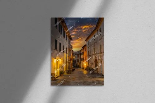 Urokliwa uliczka Orvieto o zmierzchu