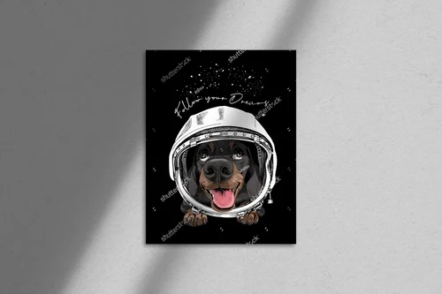 Zabawny jamnik w retro hełmie astronauty