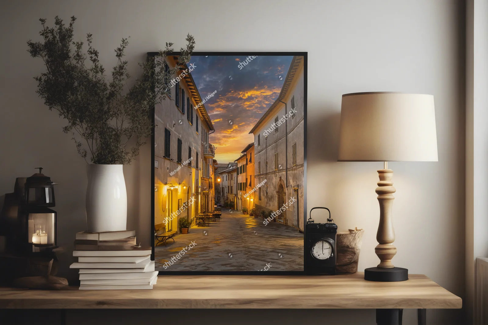 Urokliwa uliczka Orvieto o zmierzchu