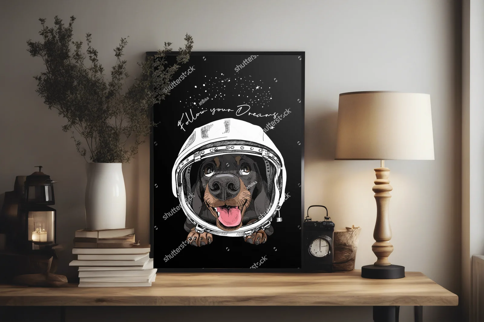 Zabawny jamnik w retro hełmie astronauty