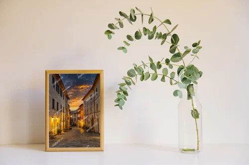 Urokliwa uliczka Orvieto o zmierzchu