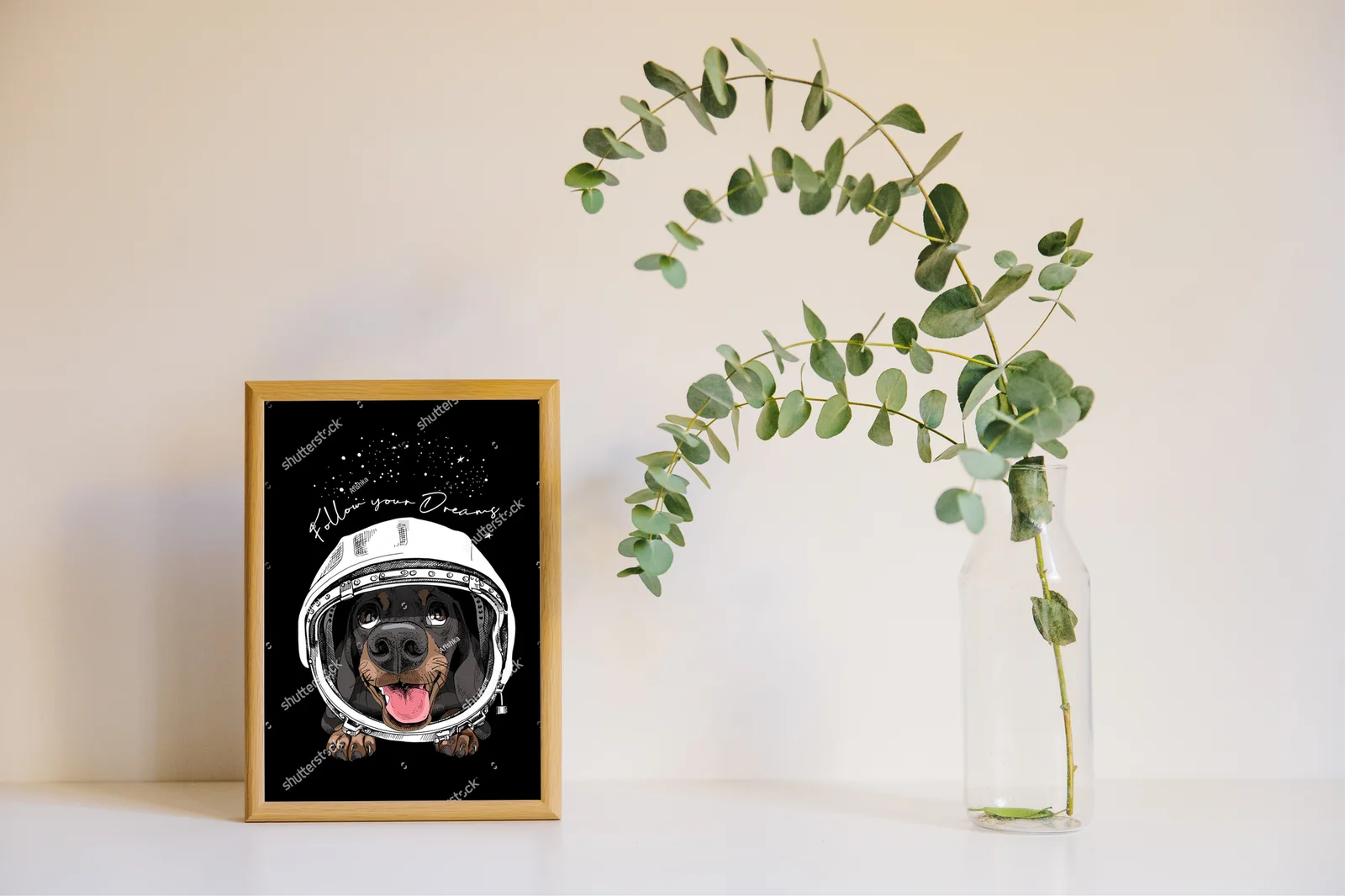 Zabawny jamnik w retro hełmie astronauty