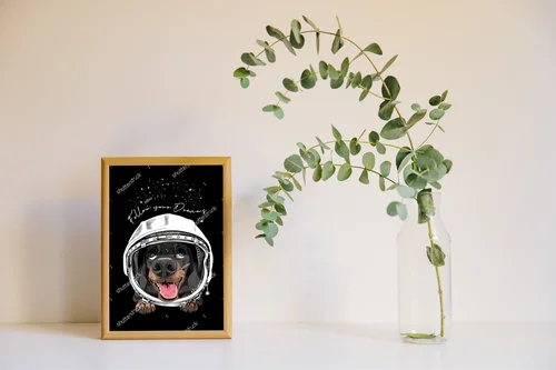 Zabawny jamnik w retro hełmie astronauty