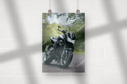 Czarne motocyklowe marzenia w leśnym szlaku