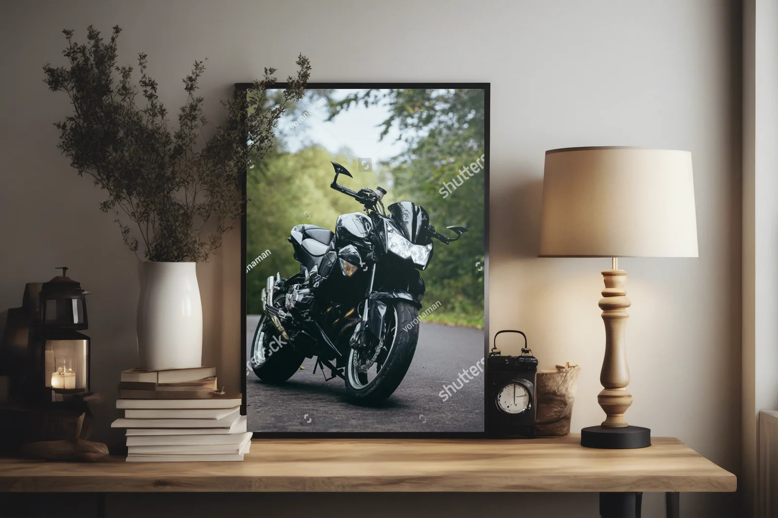 Czarne motocyklowe marzenia w leśnym szlaku