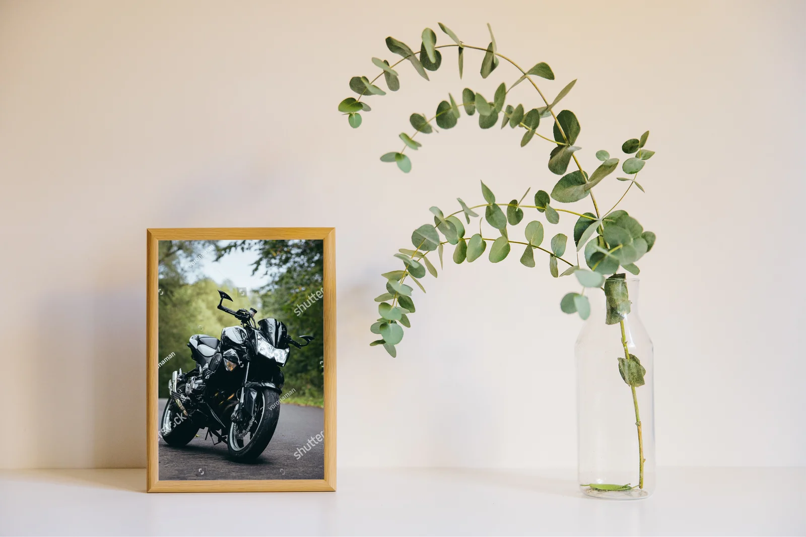 Czarne motocyklowe marzenia w leśnym szlaku