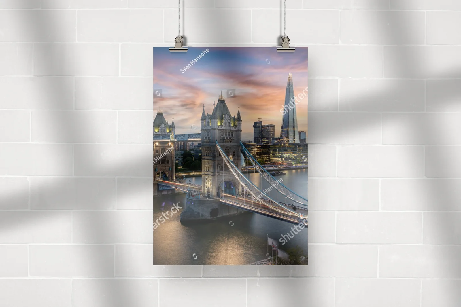 Nocna panorama Londynu z iluminowanym Tower Bridge