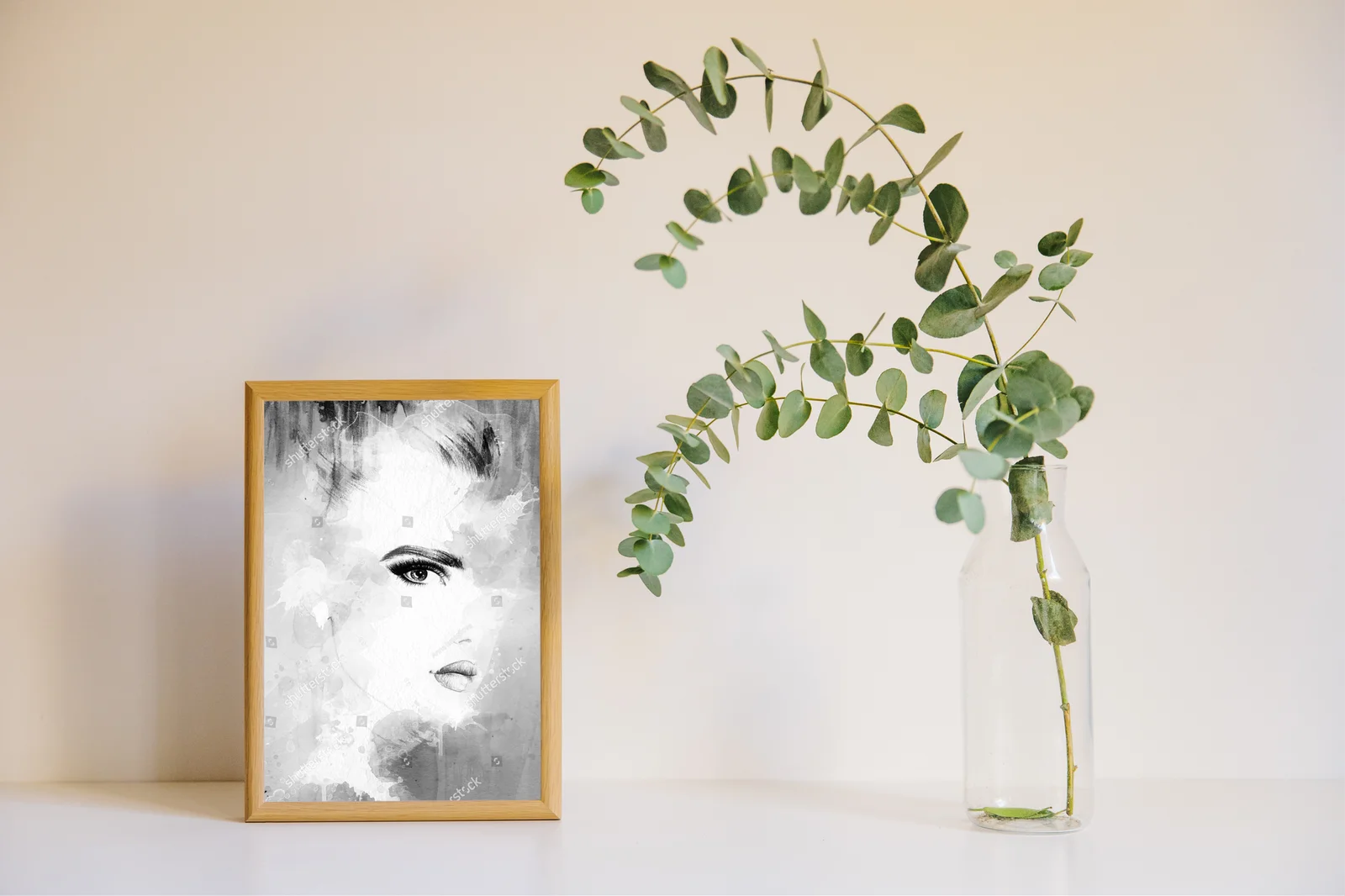 Stylowy portret kobiecy w abstrakcyjnej akwareli