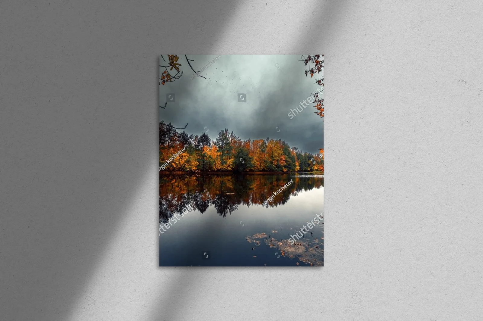 Złota jesień nad lustrzanym jeziorem