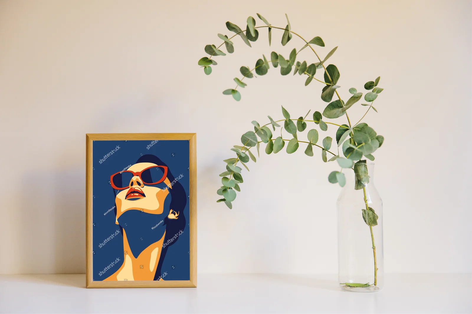 Stylowy portret młodej kobiety w finezyjnych odcieniach