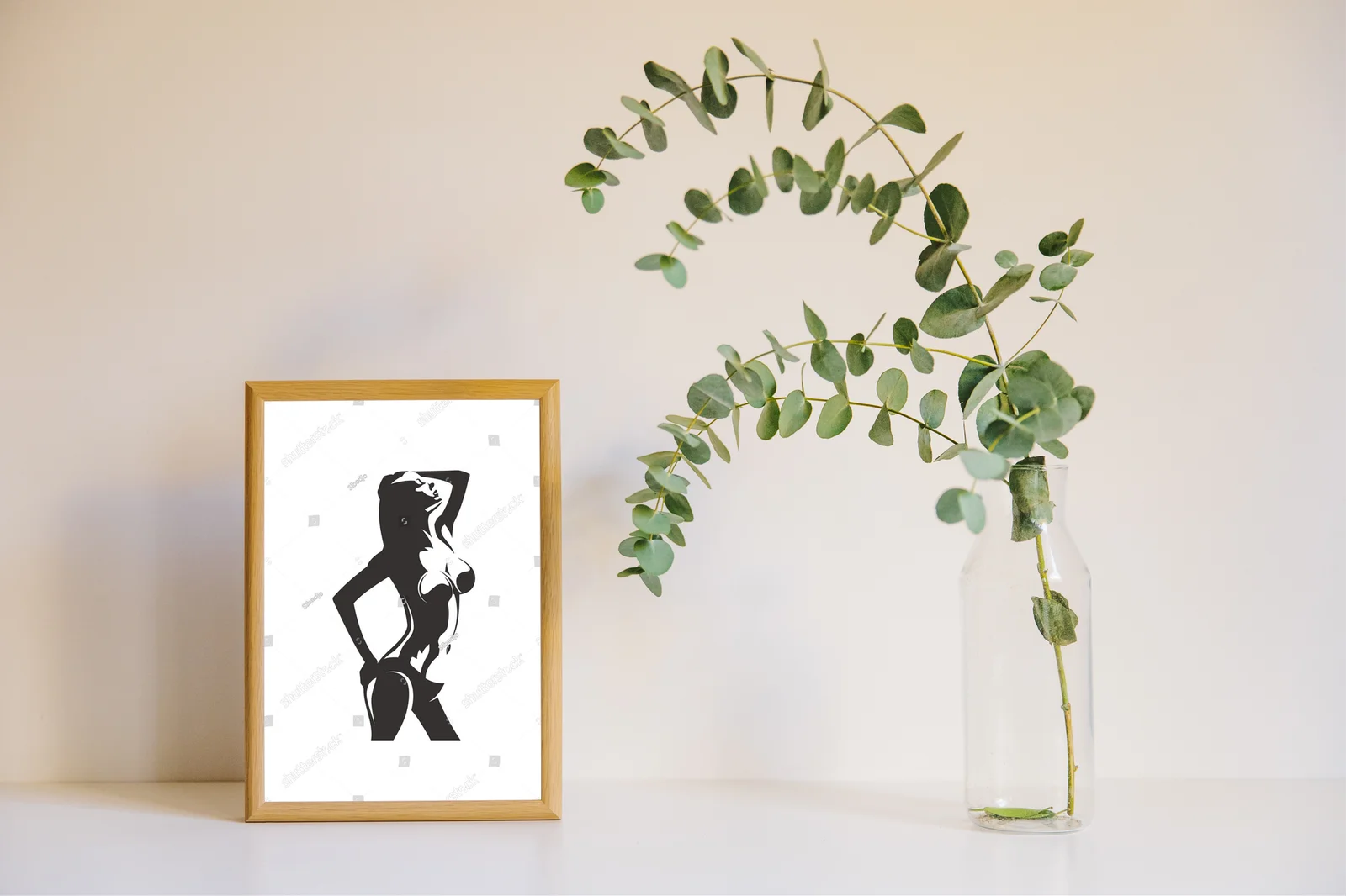 Elegancka sylwetka kobiety w białej tonacji
