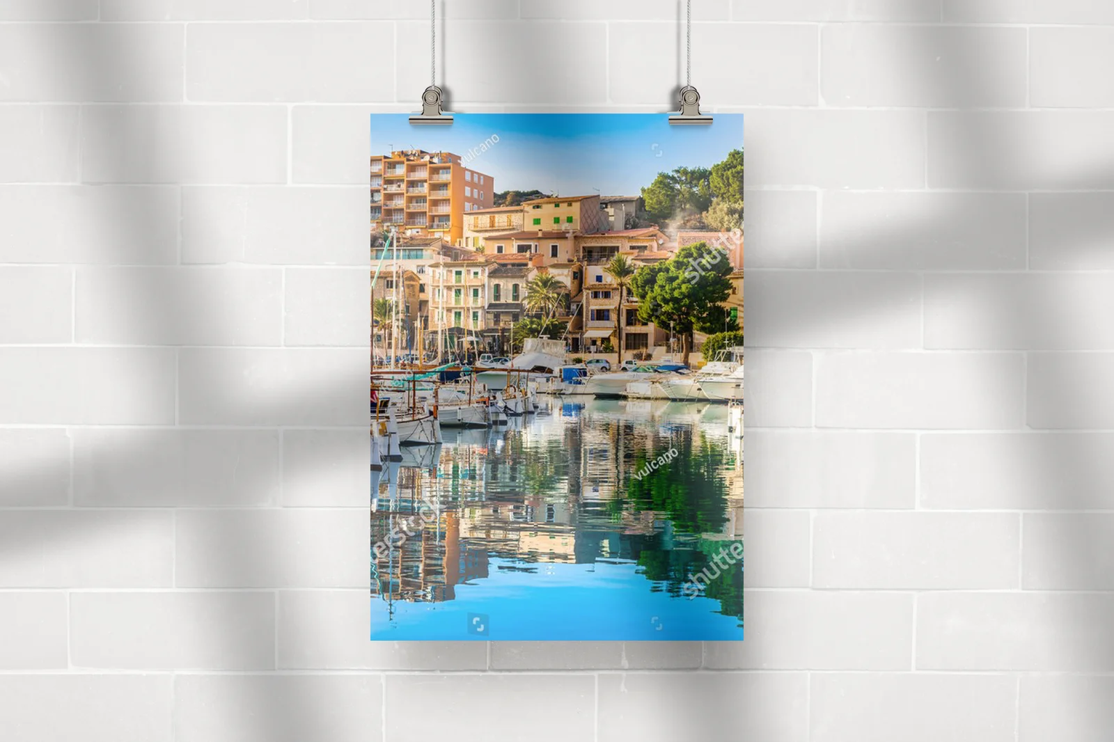 Idylliczny Port de Soller w błękicie Morza Śródziemnego