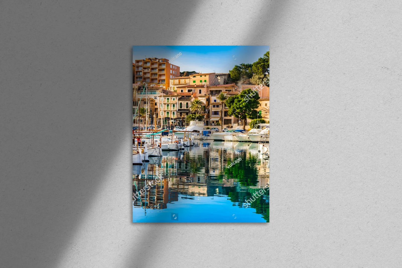 Idylliczny Port de Soller w błękicie Morza Śródziemnego