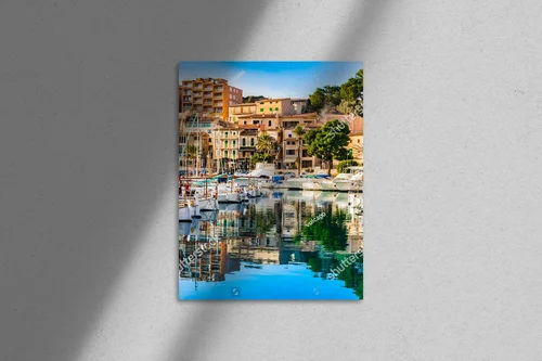 Idylliczny Port de Soller w błękicie Morza Śródziemnego