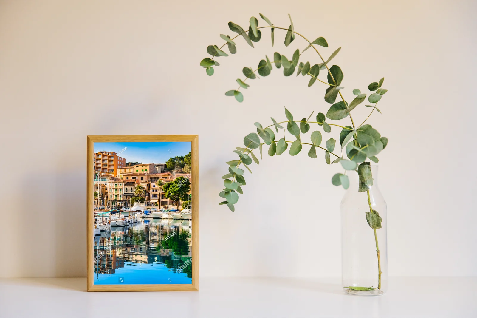 Idylliczny Port de Soller w błękicie Morza Śródziemnego