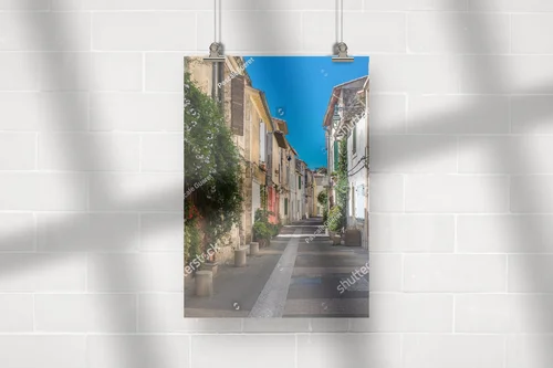 Urokliwe zakątki Arles w letnich barwach