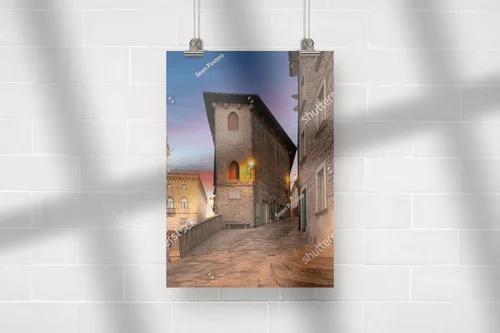 Tajemnicza piazza w San Marino o zmierzchu