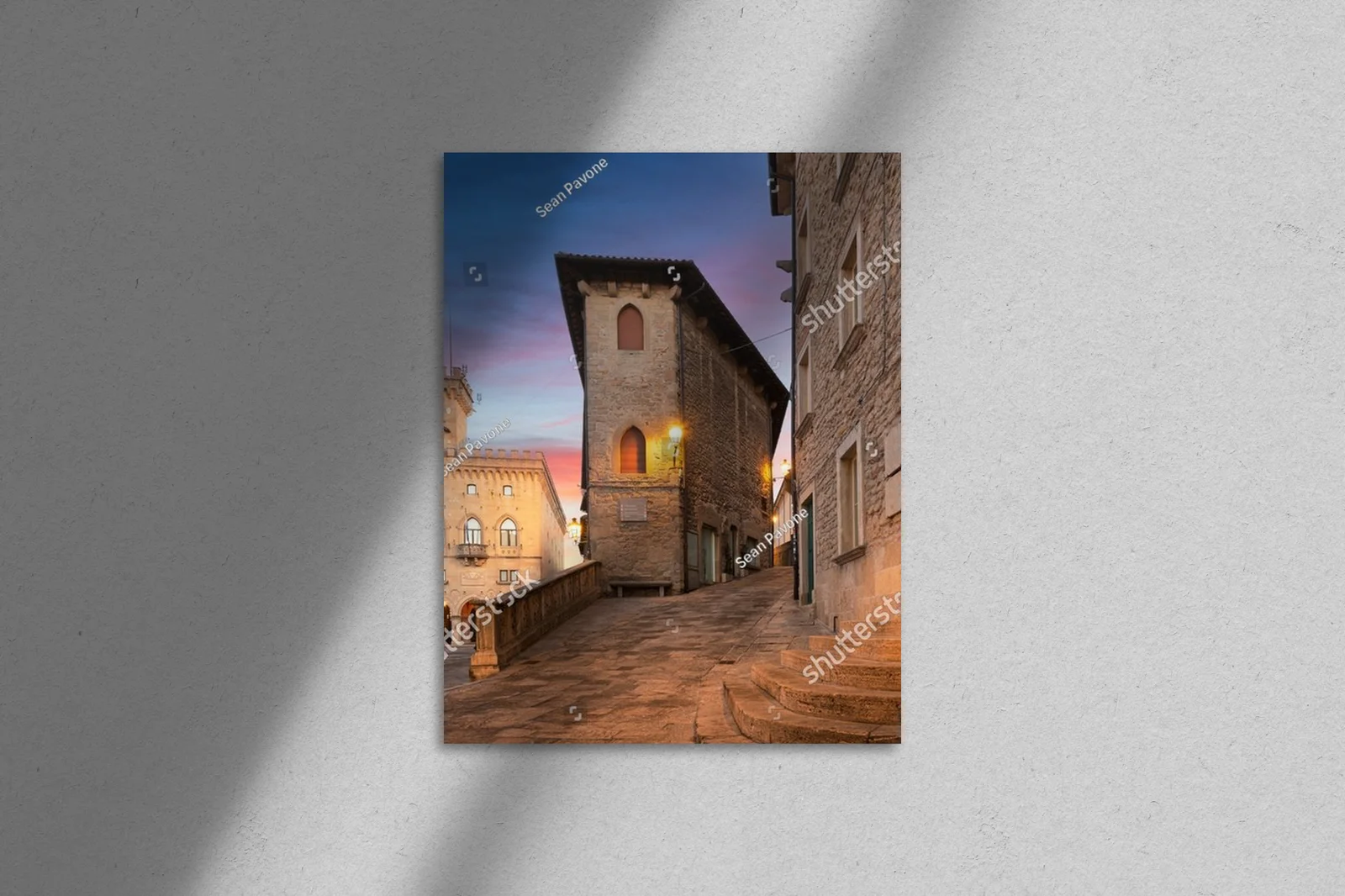 Tajemnicza piazza w San Marino o zmierzchu