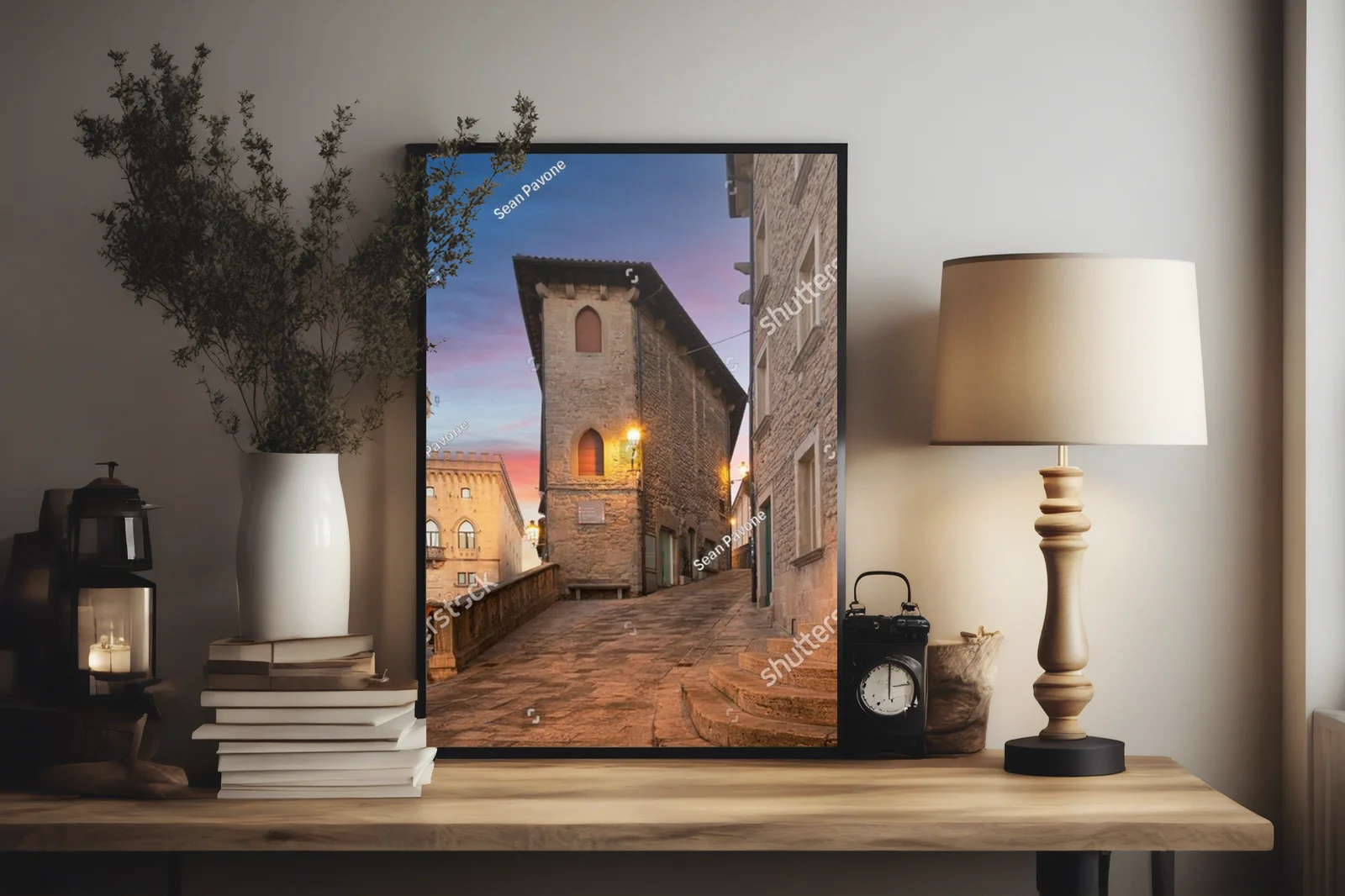 Tajemnicza piazza w San Marino o zmierzchu