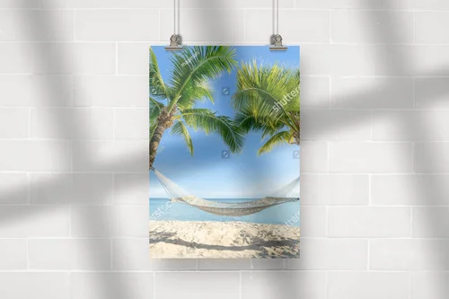 Rajski zakątek z palmą i hamakiem na plaży