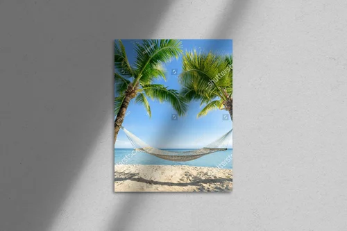 Rajski zakątek z palmą i hamakiem na plaży