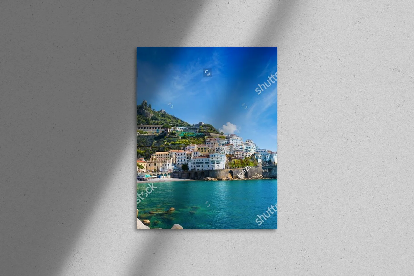 Malownicza panorama Amalfi nad lazurowym morzem