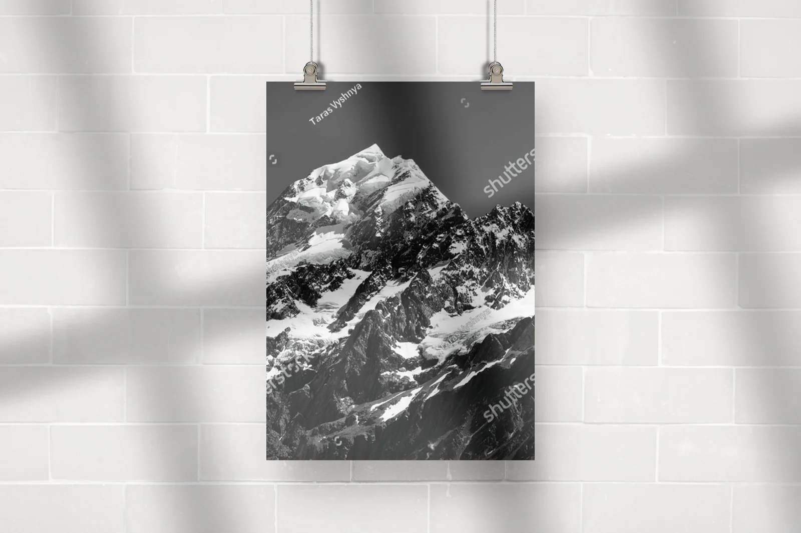 Dramatyczny widok na szczyt Mt Cook w czerni i bieli