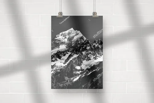 Dramatyczny widok na szczyt Mt Cook w czerni i bieli