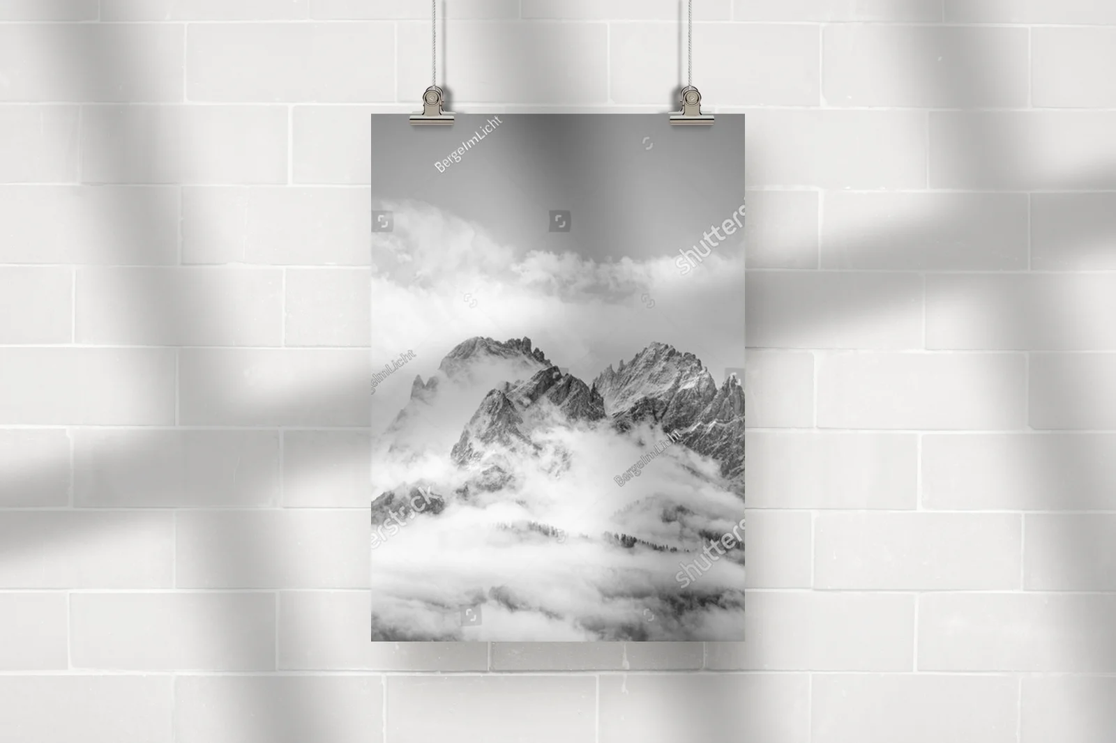 Zimowy pejzaż Dolomitów w monochromatycznej tonacji